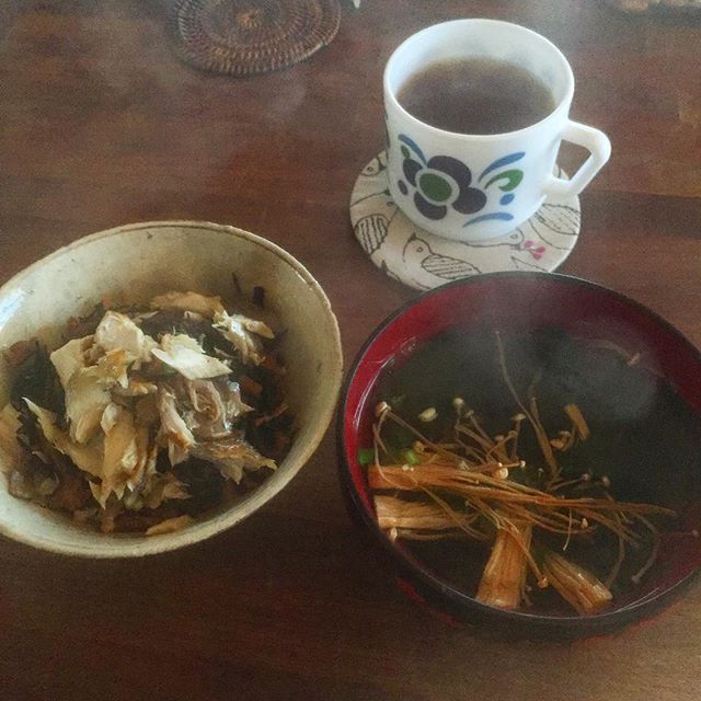 新年は食べ過ぎで胃腸が疲れ気味…焼き魚食べたいなーと思いつつ朝から焼いてる暇がないので、干し塩鯖を焼いてほぐしておいた。玄米粥の上にひじきの煮物と塩鯖をのせて丼風に。山口で買ってきたシジミアオサスープの素と乾燥えのきで即席スープ。さーて、今日はお客さん来てくれるかな?新年は暇なんだよねー