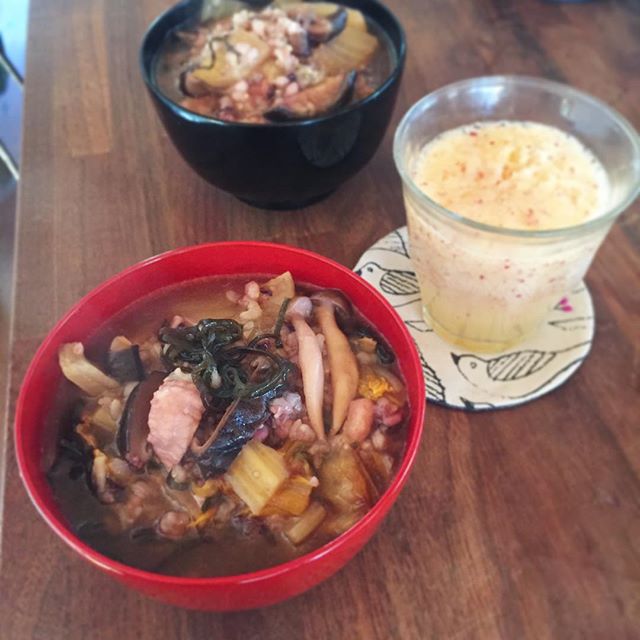 色は悪いけど味は良い!鶏スープ、干ししいたけ、しめじ、白菜、塩昆布、雑穀のお粥。クロコにもらった藻塩が美味い。