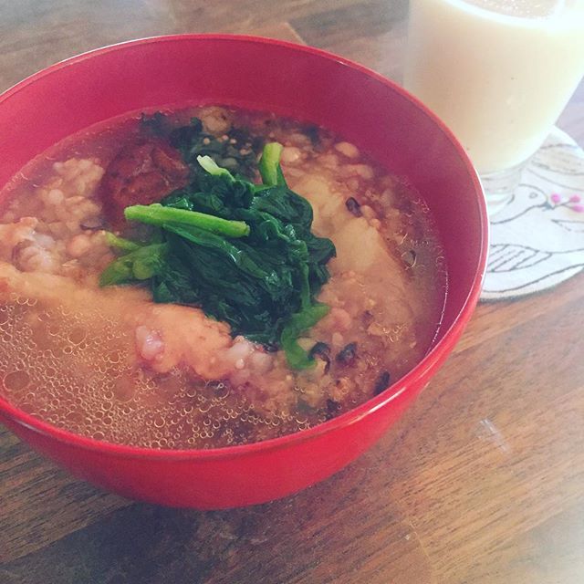 薬膳ぽい雰囲気のお粥。鷄玄米雑穀がゆを炊く時に梅干しとシソとゆり根を一緒に炊いて、さっと茹でて刻んだニラをのっけて少しお醤油をたらして、いただきます。あっ、棗も一緒に炊いた。