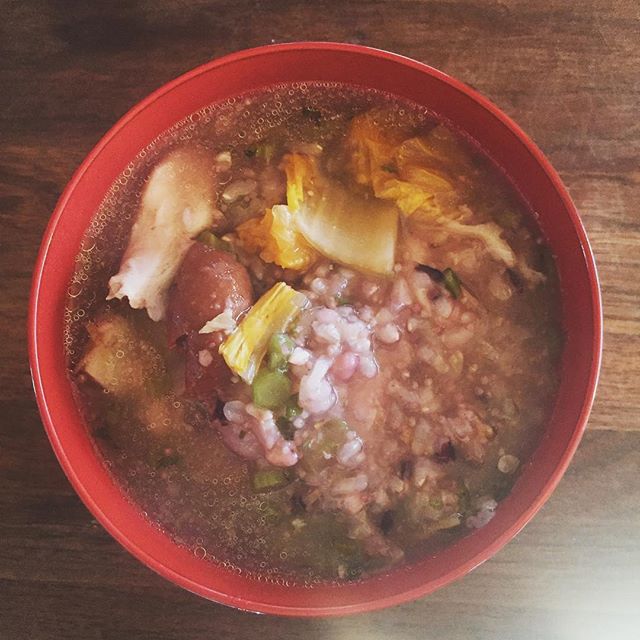 この小さな美しき世界。雑穀玄米、鶏、白菜、春菊、梅干、塩麹。おかゆ日記みたいになってますが、大丈夫。昼はガッツリ食べてます。