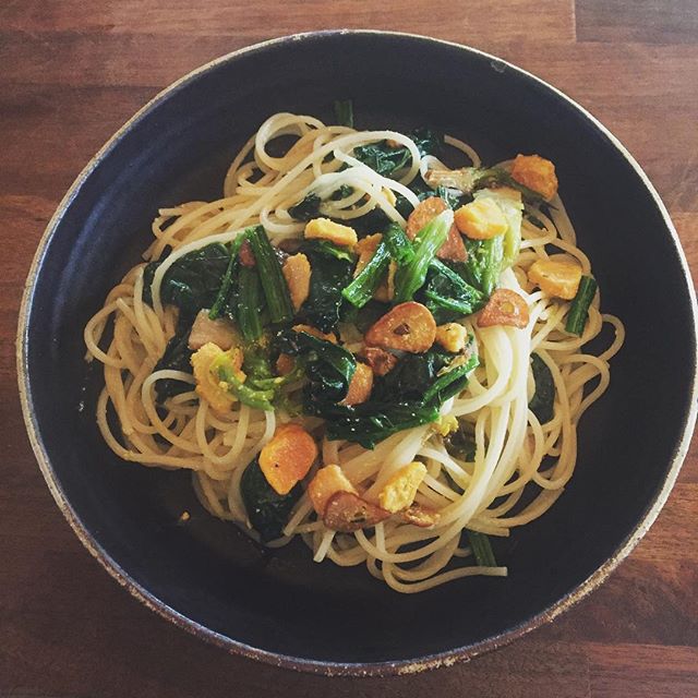 ひさびさに自分で作るパスタは、台湾土産のからすみと、八ヶ岳のほうれん草のパスタ。聞いてはいたけど、台湾のからすみは本当に塩っ気が少なくて旨味だけがある、上品な味。贅沢にたっぷり使っていただきます。美味しいよー!ありがとう、ちーちゃんタカちゃん。