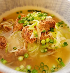 あつあつの汁ご飯「牛すね肉 と大根のコムタンクッパ」！