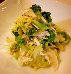 春キャベツと蒸し鶏のサラダ！