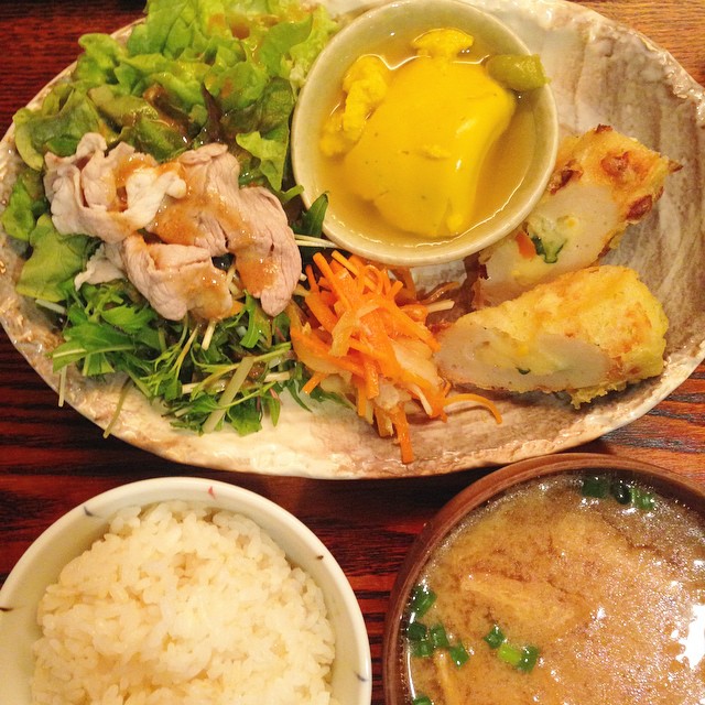 今日のまかないはなんと、「ポテサラちくわ天・かぼちゃ豆腐・豚しゃぶサラダちょこもり」です！ちょこもりと呼んでいいのか