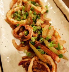 スルメイカのまるごといしりバター炒め