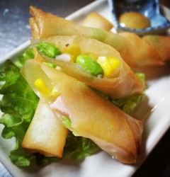 枝豆ととうもろこし、ハムの揚げ春巻き
