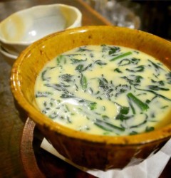 牡蠣と春菊の茶わん蒸し