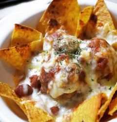 肉だんごのチリ・ナチョス