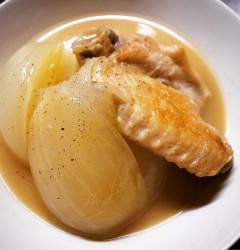 鶏の手羽先と新玉ねぎのスープ煮
