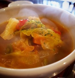 鶏手羽元と野菜のスパイススープ