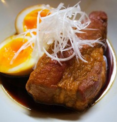 豚の角煮（半熟玉子添え）