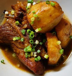 豚スペアリブと揚げ里芋の黒酢煮