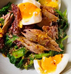 菜の花と半熟たまご、自家製ツナのサラダ