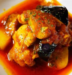 鶏手羽元と新じゃが、茄子のトマト煮