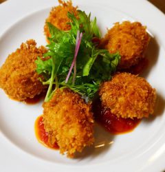 土佐紅とそら豆のチーズコロッケ