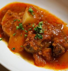 グヤーシュ風牛肩ロースの煮込み